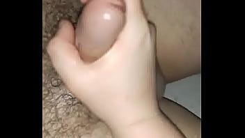 Reproducir Hago que mi compañero de cuarto se corra tranquilamente mientras su novia iba a la tienda
