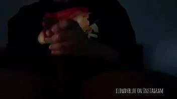 चलाएँ छोटे लड़के बड़े डिक के साथ खेलता है और दो बार सह करता है