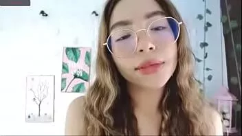 播放 西班牙宝贝为她的聊天观众按摩她的阴户