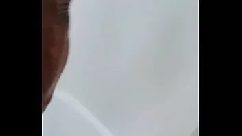 Reproducir Sexy homegirl quería una ducha rápida antes de poner la tubería