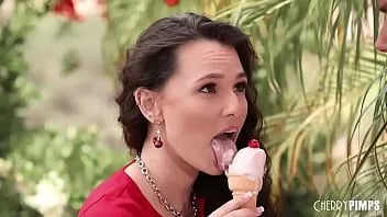 Reproducir Liz jordan gotea helado en sus alegres tetas naturales y codey steele la rimel y la golpee al aire libre