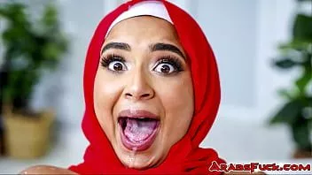 تشغيل صراع في الثقافة جعل من المستحيل على بيتر غرين وصديقته العربية ممارسة الجنس. ولكن الآن حان وقت ممارسة الجنس مع نجم بابي أخيرًا!