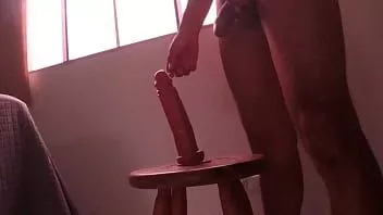Redare Antrenament nesățios cu un vibrator de cauciuc singur în apartament