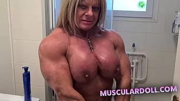 Reproducir La culturista profesional puso crema en su cuerpo muscular desnudo