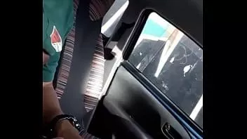 Reproducir Intermitente polla, barriga y tetas de hombre en coche en la concurrida calle de la ciudad 1