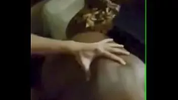 Putar Big booty ebony nenek-nenek kacau oleh daging putih muda mentah