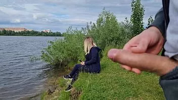 تشغيل رأى الرجل الاستعراضي فتاة وحيدة في الطبيعة وأخرج قضيبه أمامها وبدأ يستمني ديك أمام جمال غير مألوف ، يخاطر بإخافتها ، لكنها تحب أن تنظر إلى رجل كبير وتريد أن ترى شاعره
