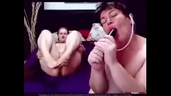 Jouer Deux femmes âgées en webcam se montrent et baisent avec un gode