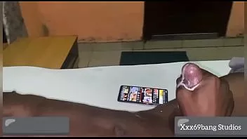 Redare Un nigerian înfierbântat își găsește penisul masiv