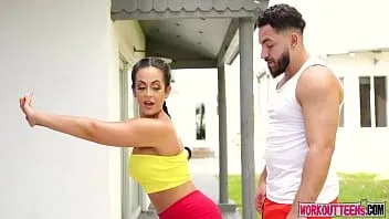 Jouer Kiki dévoile ses attributs lors d'une douce balade