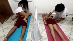 Reproducir Marido cornudo observa como esposa latina MILF hace trampa en masaje erótico NTR JAV