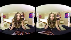 play Lana Rhoades și Stella Cox într-o experiență lesbiană intensă porno VR