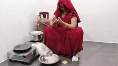 Reproducir La intensa sesión de sexo con vestido rojo de Bhabhi y Devar