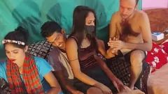Reproducir Desi Foursome: parejas calientes en intenso sexo grupal con garganta profunda, vaquera y estilo perrito