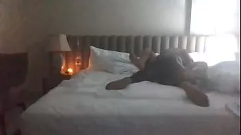 Jouer A 3 heures du matin j'ai de nouveau ouvert les jambes de ta femme, tu l'as lâché en mission avec ses collègues. sa chatte est pleine de ma charge