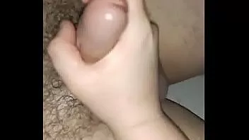 Reproducir Hago que mi compañero de cuarto se corra tranquilamente mientras su novia iba a la tienda