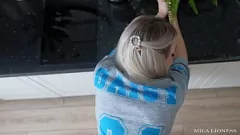 Reproducir Rubia curvilínea Mila Lona en tacones altos se follan en la cocina y se cubre en semen