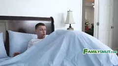 Reproducir La hermanastra latina atrapa la siesta al hermano y le da una mamada sorpresa