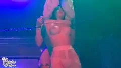 Jouer Mia Marin et Yamileth Ramirez ayant des relations sexuelles lesbiennes torrides dans un club échangiste public à Guadalajara