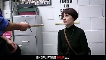 播放 性感的熟女学校老师杰西卡·瑞安在达成交易后被警卫抓到入店行窃